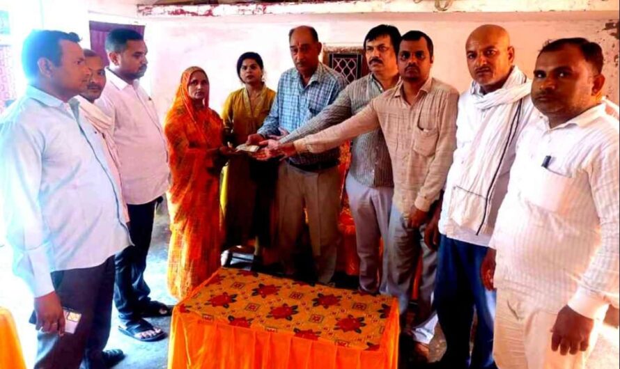 गोंडा: बेलसर मृतक सफाई कर्मचारी व पूर्व जिला महामंत्री मनोज मिश्रा की पत्नी को सफाई कर्मचारी संघ