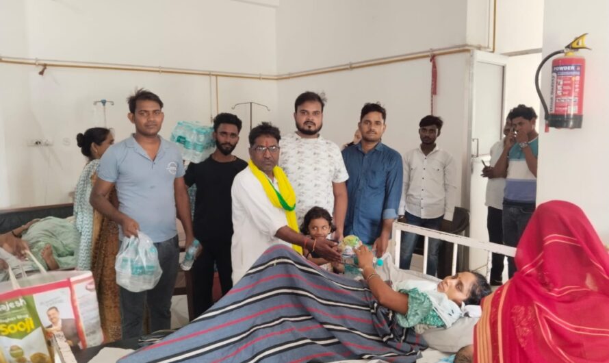युवा समाजसेवियों ने मरीजों के बीच बांटे फल, पानी कुंडा के अस्पतालों में दिखी