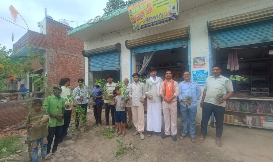 विश्व हिंदू परिषद प्रखंड मंत्री कुंडा डॉ संदीप ओझा ने पौधों का वितरण कर पर्यावरण के लिए लोगों को