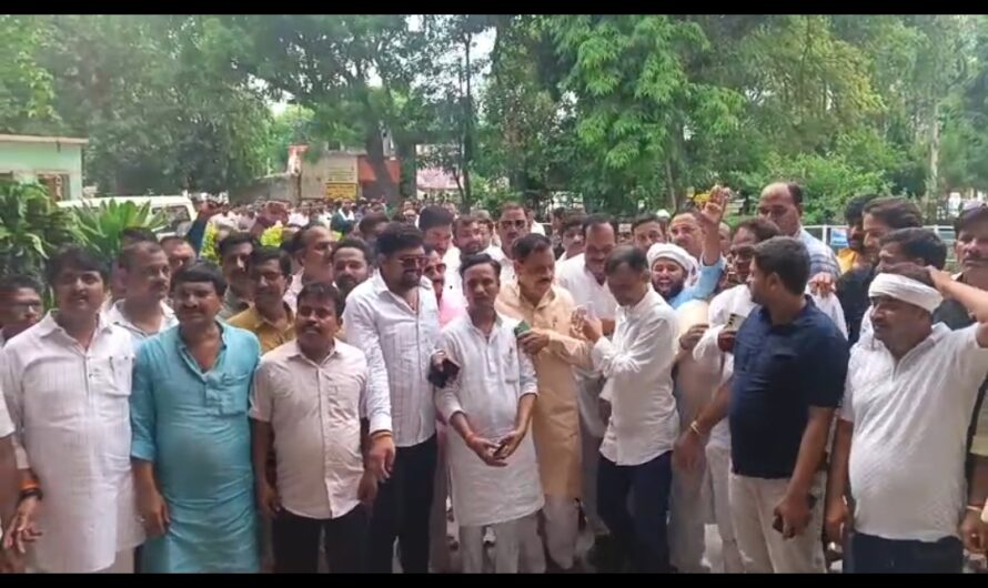 मनरेगा कार्यों में असुविधा को लेकर प्रधानों ने सौंपा ज्ञापन, आंदोलन की चेतावनी