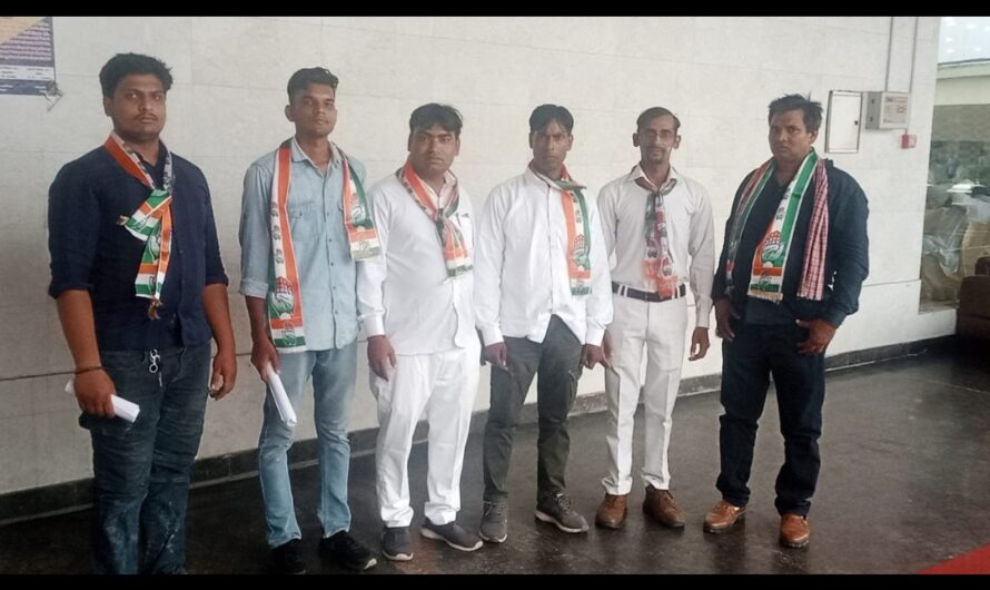 जिला कांग्रेस कमेटी शहर कांग्रेस कमेटी होर के नवनियुक्त पदाधिकारियों को आयोजित एक समारोह में कार्ड वितरित किए गए